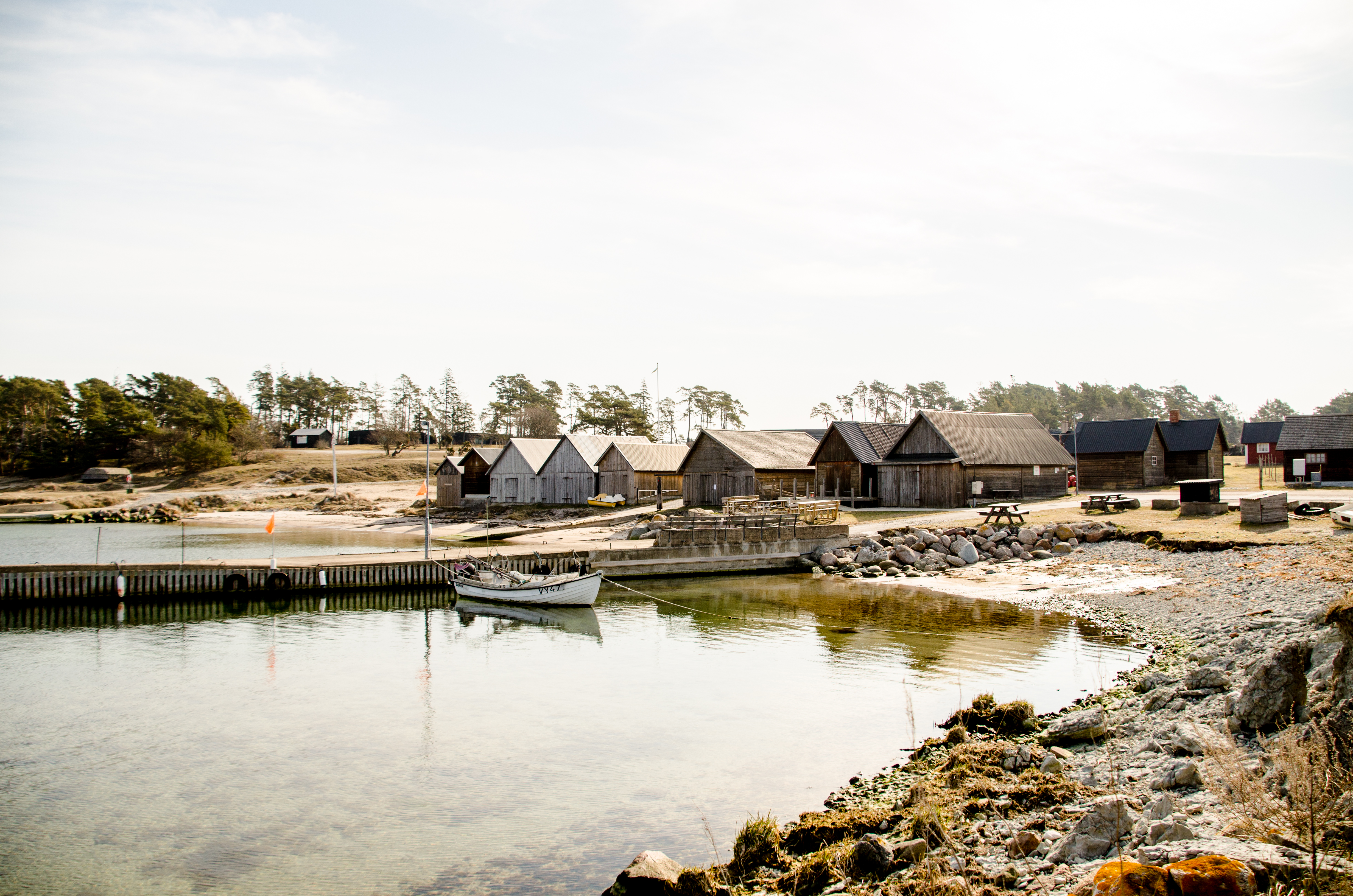 Stugor och bårtar vid stranden